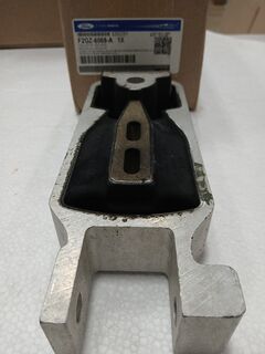 Опора двигуна нижня